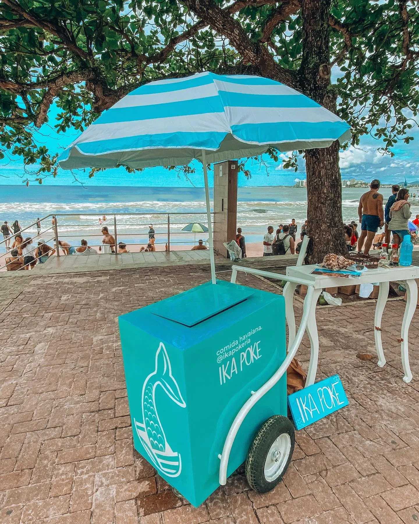 O carrinho do Ika Poke na orla, no começo